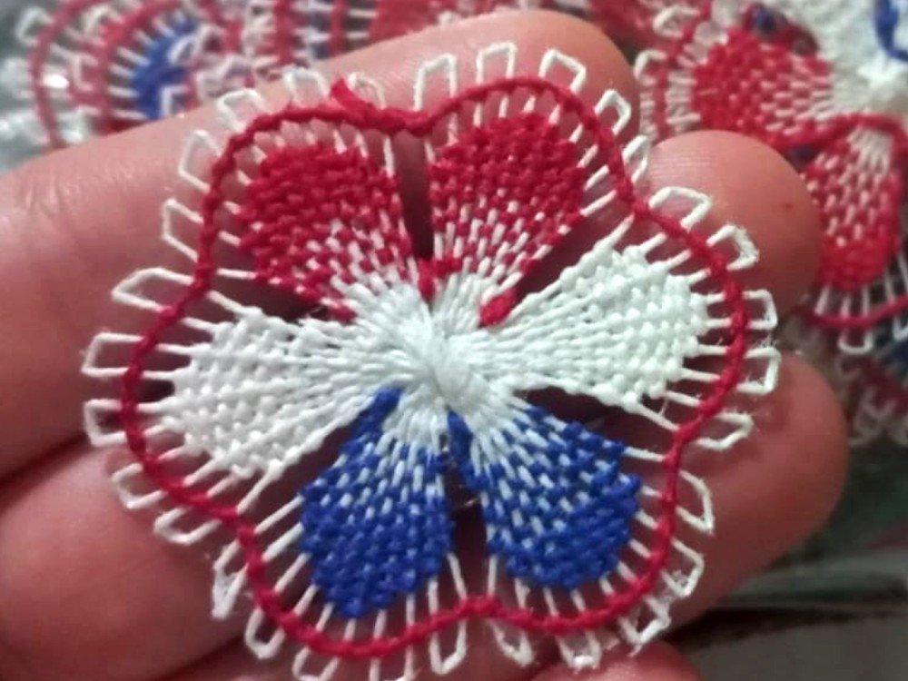 Escarapela de Ñandutí tricolor, artesanía paraguaya